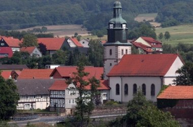 Blick in die Ortsmitte mit Kirche von Großenbach
