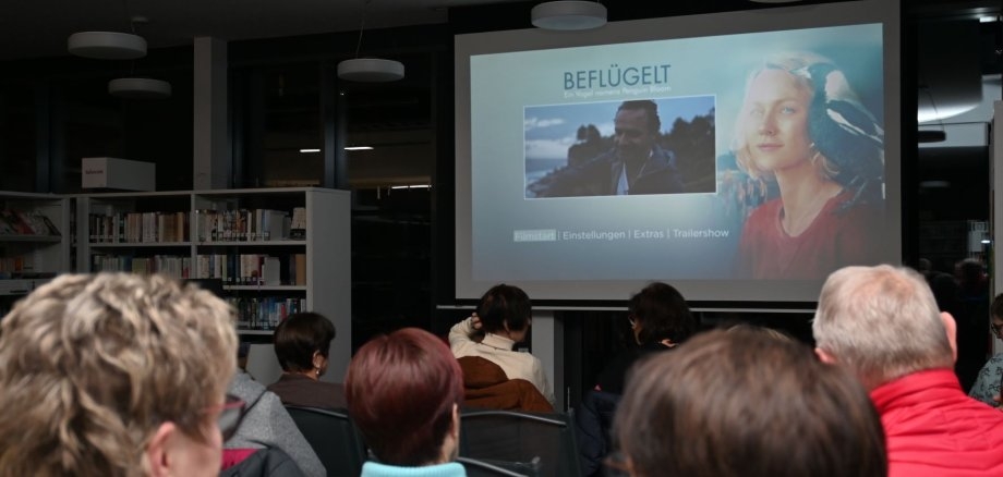 Kinofilm auf Leinwand in Stadtbibliothek