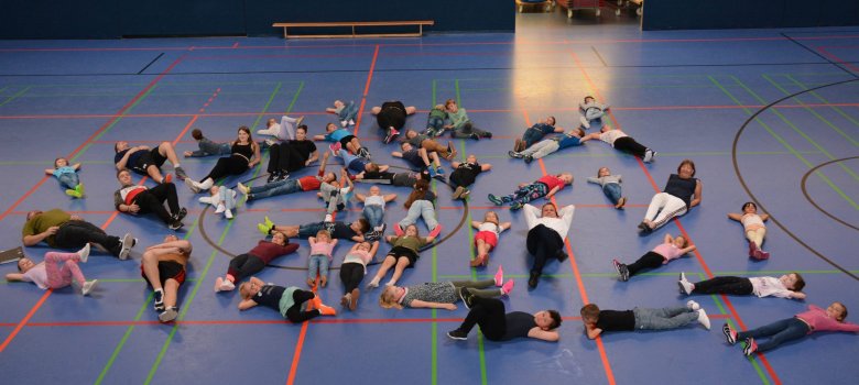 Kinder bei der Ferienaktivwoche in der Turnhalle in Hünfeld