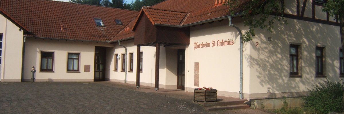 Außenansicht mit Eingangsbereich Pfarrheim