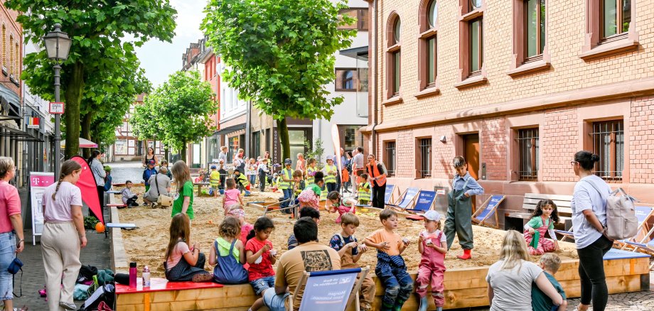 XXL-Sandkasten in der Hünfelder Innenstadt