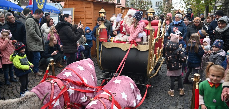 Nikolaus im Schlitten am Adventsmarkt