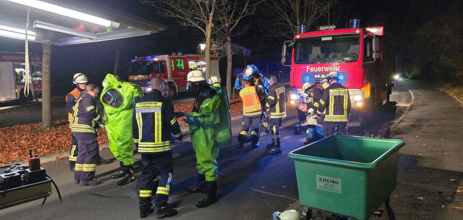 Feuerwehrleute in Chemieschutzanzügen