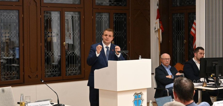 Bürgermeister Benjamin Tschesnok bei der Einbringung des Haushalts im Rathaussaal