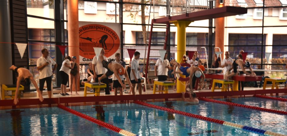 Start zu den Schwimmwettkämpfen im Hünfelder Hallenbad