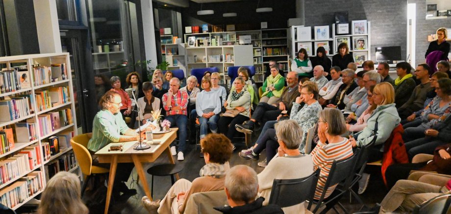 Frank Goldammer bei der Lesung in der voll besetzten Stadtbibliothek