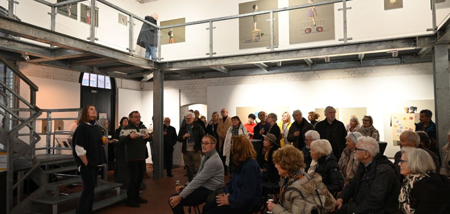 Ausstellung mit vielen Besuchern im Museum