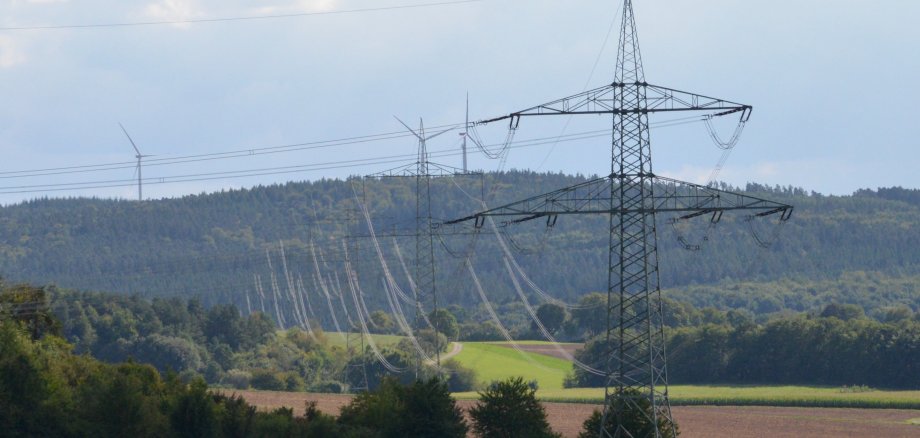 Strommasten in der Landschaft