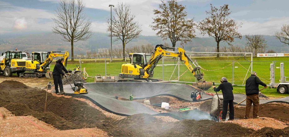 Der Bau des Bike-Parks geht gut voran, die Asphaltierungsarbeiten haben begonnen