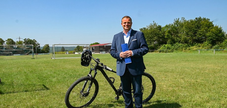 Bürgermeister Benjamin Tschesnok berichtet über den geplanten Bike-Park in Sargenzell
